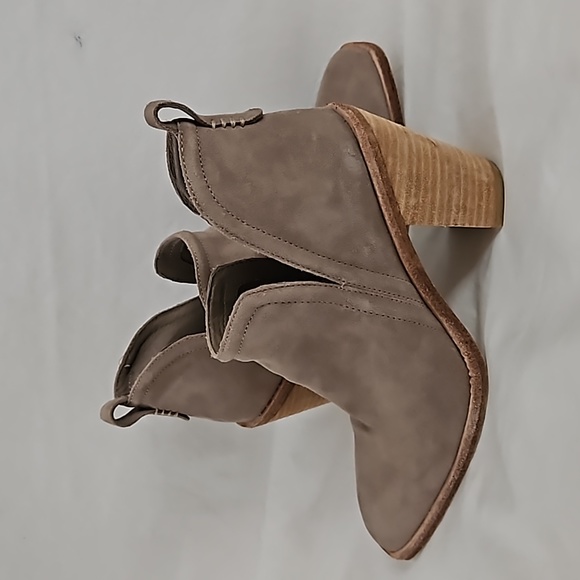 Jeffrey Campbell Rosee Bootie Suede Size 9.5 Gray Taupe - Picture 16 of 16